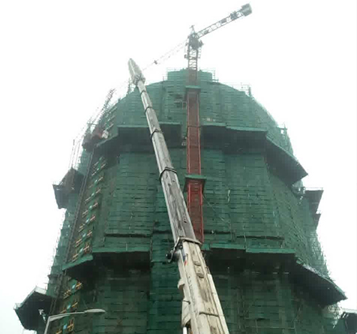 雷山吊车在工地上作业